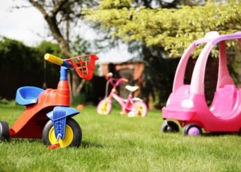 Mom Receives Anonymous Letter From Neighbors Demanding She Clean Up Her Kids’ Yard Toys