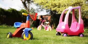 Mom Receives Anonymous Letter From Neighbors Demanding She Clean Up Her Kids’ Yard Toys