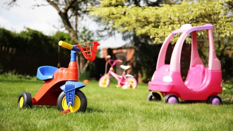 Mom Receives Anonymous Letter From Neighbors Demanding She Clean Up Her Kids’ Yard Toys